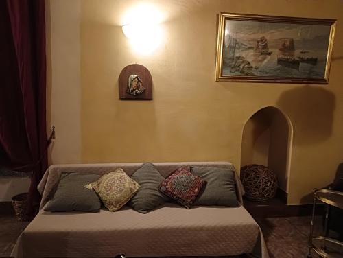 ナポリにあるAppartamento centro storico Napoliのベッドルーム1室(枕付)