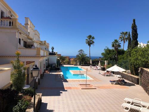 Stylish design w ocean & pool view, King size bed, Wifi,2 Smart Tv, street parking, 2 pools access