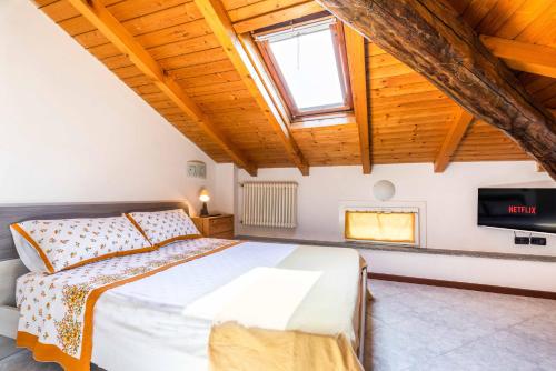 1 dormitorio grande con 1 cama y TV en [VILLA LECCO] FREE Wi-Fi, Parking & Bike Service, en Lecco