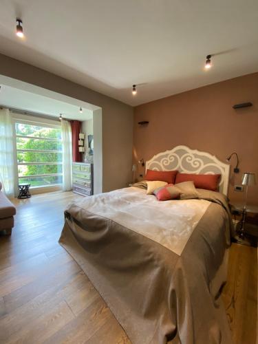 a bedroom with a large bed in a room at Villa Gatta Bianca in Formello