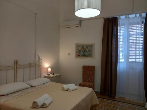 una camera con due letti e asciugamani di Franco-Home a Palermo