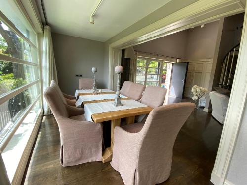 a dining room with a table and chairs at Villa Gatta Bianca in Formello