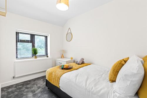 Ένα ή περισσότερα κρεβάτια σε δωμάτιο στο Walsall - 4 Bedroom House, Wi-Fi, Garden , Sleeps 8 - JRR Stays