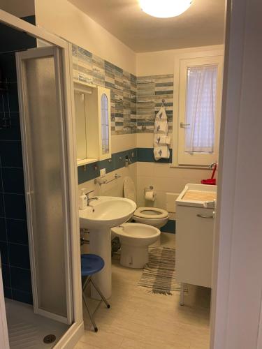 een badkamer met een wastafel, een toilet en een wastafel bij Bilocale in pieno centro a Marettimo in Marettimo