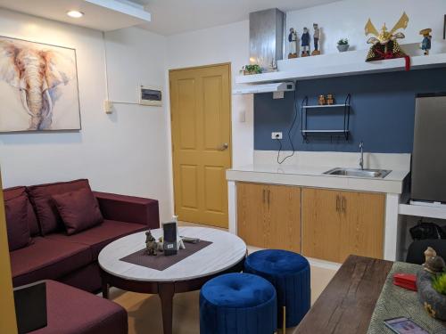 een woonkamer met een bank en een tafel bij 307 Anabelle Residence at Marina Spatial Condominium in Dumaguete