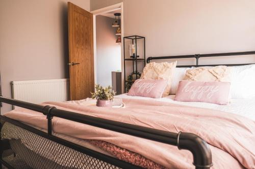 Postel nebo postele na pokoji v ubytování Stanley Park Stays Blackpool