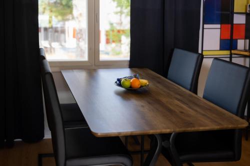 una mesa de madera con un bol de fruta. en Sleep Inn en Jomala