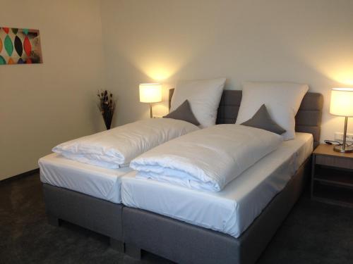 Łóżko lub łóżka w pokoju w obiekcie Tankbar's Hotelchen