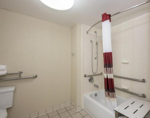 Ένα μπάνιο στο Red Roof Inn Tupelo