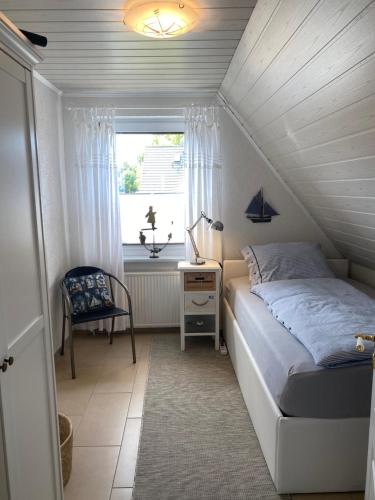 a small bedroom with a bed and a window at Ankerplatz 2 in Zingst