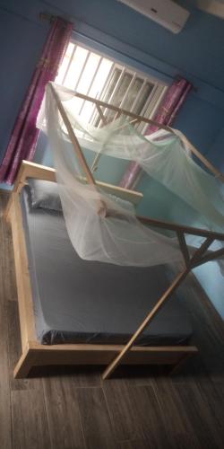 two bunk beds in a room with a window at Maison Charlotte Forever Chambre d'hôtes chez un couple belgo togolais in Lomé