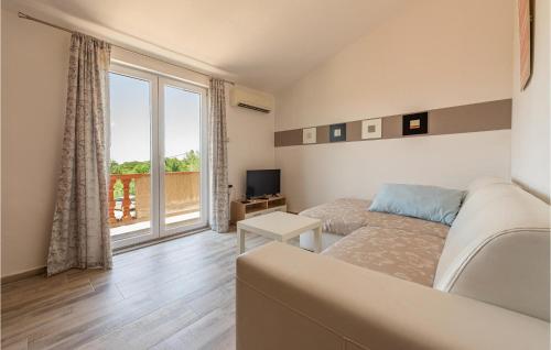 sala de estar con sofá y ventana grande en 6 Bedroom Pet Friendly Home In Ljubac en Ljubač