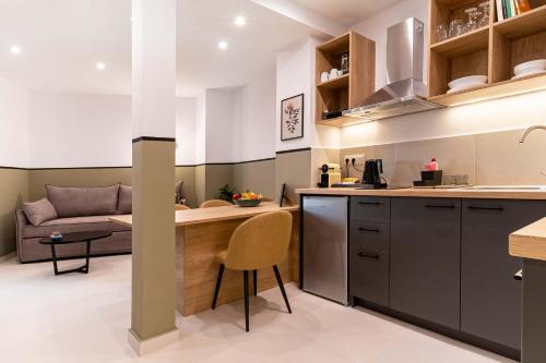 Kuchyň nebo kuchyňský kout v ubytování Mar25 by Smart Cozy Suites - In the heart of Athens - 9 minutes from metro - Available 24hr