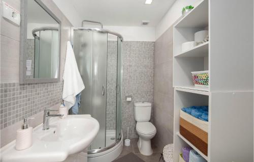 ein Bad mit einer Dusche, einem Waschbecken und einem WC in der Unterkunft Nice Home In Kucine With Outdoor Swimming Pool in Kučine