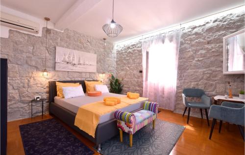 Schlafzimmer mit einem Bett, einem Tisch und Stühlen in der Unterkunft Nice Home In Kucine With Outdoor Swimming Pool in Kučine