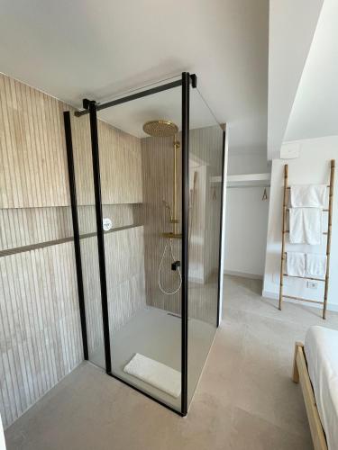 a bathroom with a shower with a glass door at Villa Mar in El Campello
