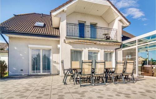 un gruppo di sedie su un patio di fronte a una casa di Lovely Home In Grzybowo With Wifi a Grzybowo