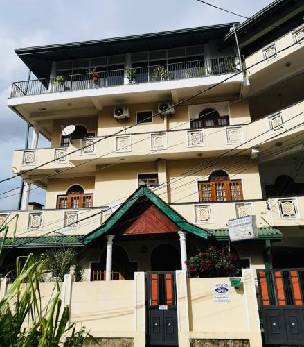 een gebouw met daarop een balkon bij Expeditor Kandy in Kandy