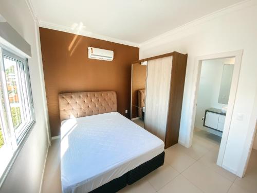 ボンビーニャスにあるtemporadabombinhas 2 suítesの部屋の中に大きなベッドがある寝室