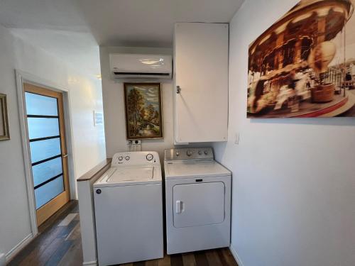 a kitchen with a stove and a washer at Le 2316 in Saint-Hyacinthe