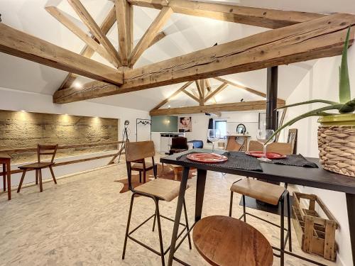 - une cuisine avec une table et des chaises dans la chambre dans l'établissement Magnifique et confortable loft, à Marlieux