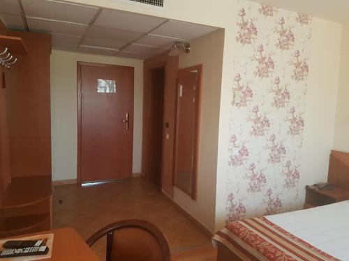 a room with a hallway with a door and a table at Hotel Transit in Oradea