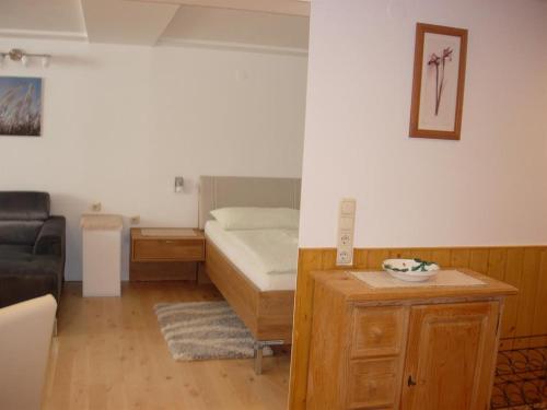 Een bed of bedden in een kamer bij Ferienwohnungen Anna Balazs