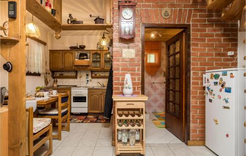Η κουζίνα ή μικρή κουζίνα στο Nice Home In Krivi Put With Wifi