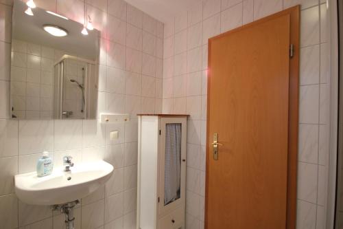 ein Bad mit einem Waschbecken und einem Spiegel in der Unterkunft Studio Sonnenstrahl by Rujana in Binz