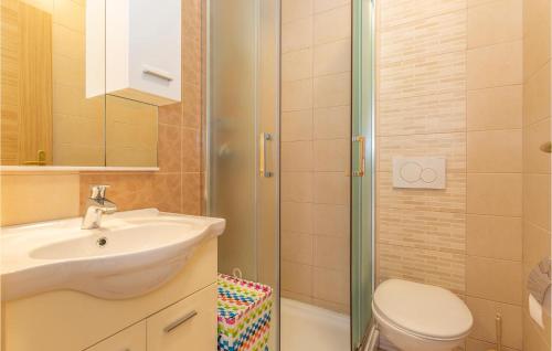 uma casa de banho com um WC, um lavatório e um chuveiro em 3 Bedroom Cozy Apartment In Dobrinj em Dobrinj