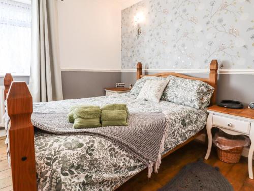 een slaapkamer met een bed, een tafel en een raam bij Bay Cosy in Pevensey