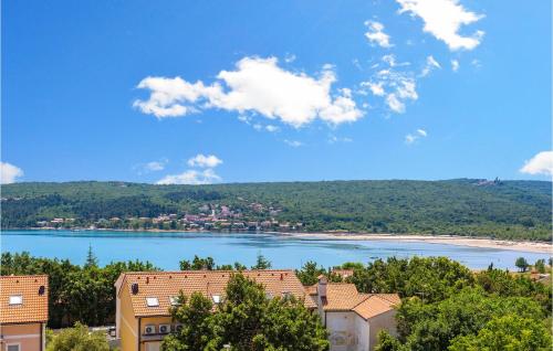 widok na plażę i zbiornik wodny w obiekcie 3 Bedroom Cozy Apartment In Dobrinj w mieście Dobrinj