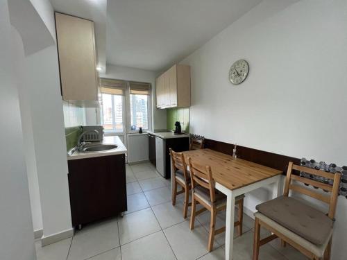 Virtuvė arba virtuvėlė apgyvendinimo įstaigoje Cluj Napoca Apartament Lux Cuza Voda