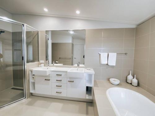 Koupelna v ubytování Cinque Stelle · spacious villa private bushland