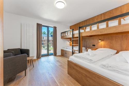 - une chambre avec des lits superposés et un bureau dans l'établissement Apartmán Molo Lipno, à Lipno nad Vltavou