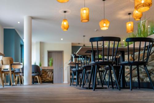 a dining room with chairs and a table at Ostsee Apartmenthotel in Graal-Müritz