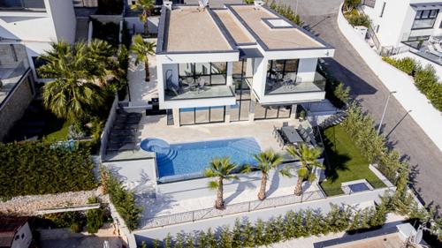 una vista aérea de una casa con piscina en Villas-Kroatien, en Trogir