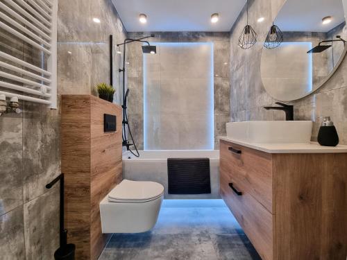 y baño con lavabo, aseo y bañera. en Tricity Apartments - Angielska Grobla Marina Gdańsk, en Gdansk
