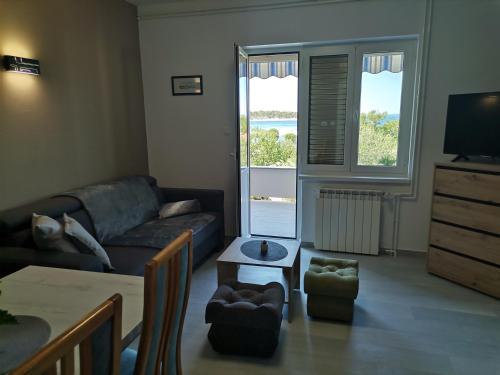 Televízia a/alebo spoločenská miestnosť v ubytovaní Apartments Vesela