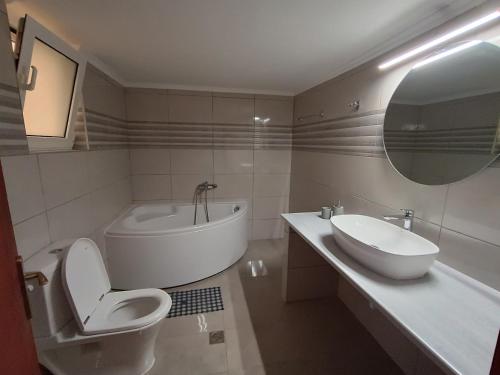 Koupelna v ubytování Kostas Maria Apartment 109m2 1st Floor