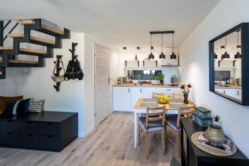 Kuchyň nebo kuchyňský kout v ubytování OW Mewa domki apartamenty nad jeziorem