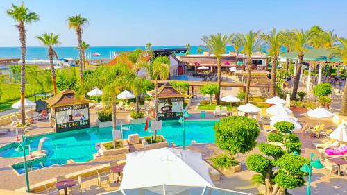 נוף של הבריכה ב-Crystal Family Resort & Spa - Ultimate All Inclusive או בסביבה