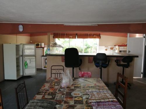 eine Küche mit einem Tisch und eine Küche mit einer Theke in der Unterkunft mo la kaz in Bouchon