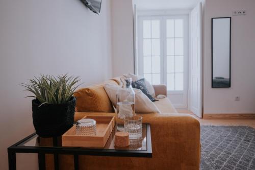 a living room with a couch and a coffee table at CasadoRioHotel in Constância