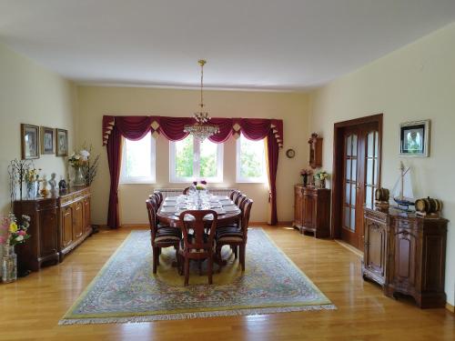 a dining room with a table and chairs at Kuća za odmor Sunce in Kraljev Vrh