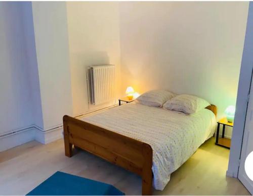 une chambre avec un lit avec deux oreillers dessus dans l'établissement Maison de pêcheur classée 3 étoiles, à Saint-Valery-sur-Somme