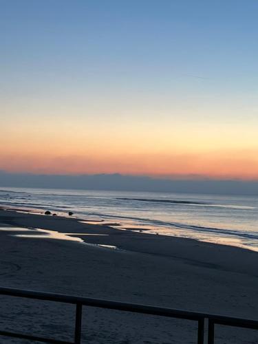a view of the beach at sunset at Hirtshals Idrætscenter - Vandrehjem - Hostel in Hirtshals