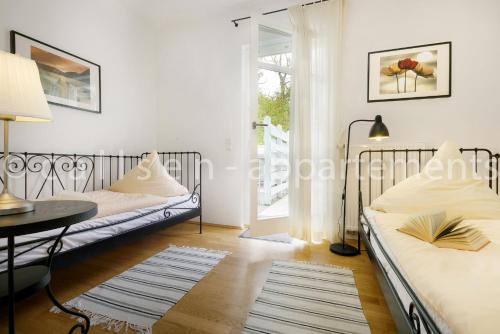 Un pat sau paturi într-o cameră la Villa Libelle by Callsen