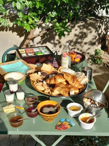 Una mesa con un plato de comida encima en LE PRIEURE, en Saint-Florent-sur-Auzonnet