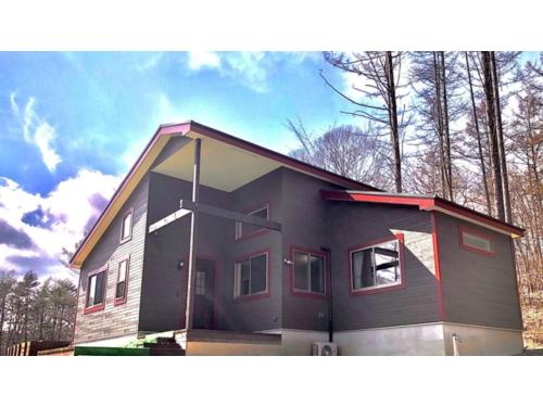 ein kleines Haus wird mit einem Himmel gezeigt in der Unterkunft Yatsugatake Villa Masaki - Vacation STAY 74331v in Hokuto